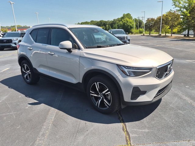 Used 2025 Volvo XC40 B5 Core AWD/4WD image 1