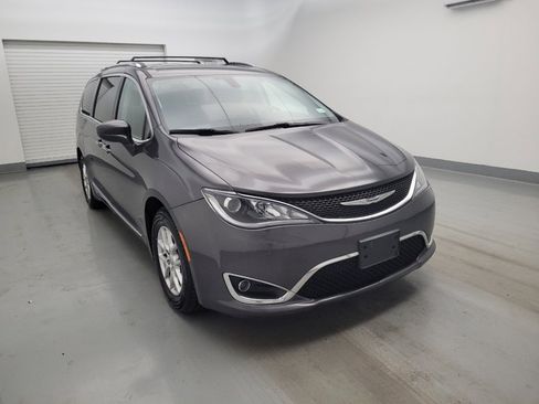 Used 2020 Chrysler Pacifica Touring-L FWD image 13
