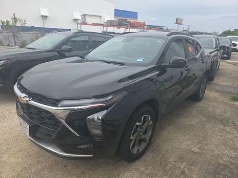 Used 2025 Chevrolet Trax LT w/ LT Convenience Package FWD image 1