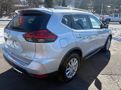 Used 2017 Nissan Rogue SV w/ SV Premium Package image 2