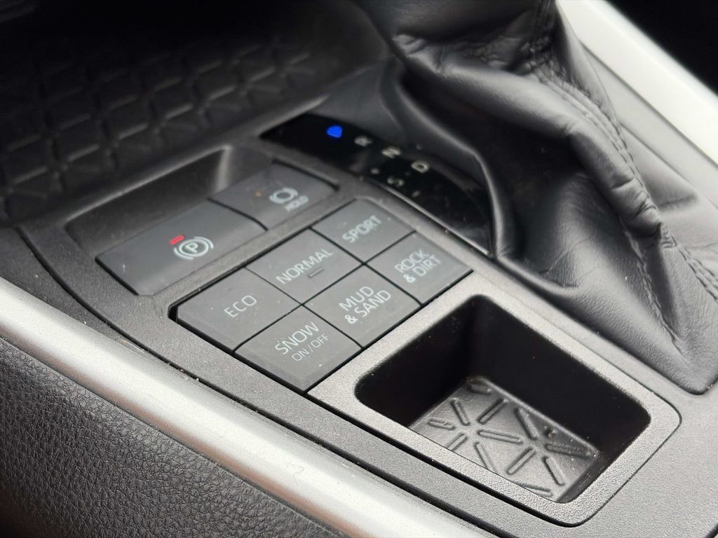 Used 2023 Toyota RAV4 XLE AWD/4WD image 33