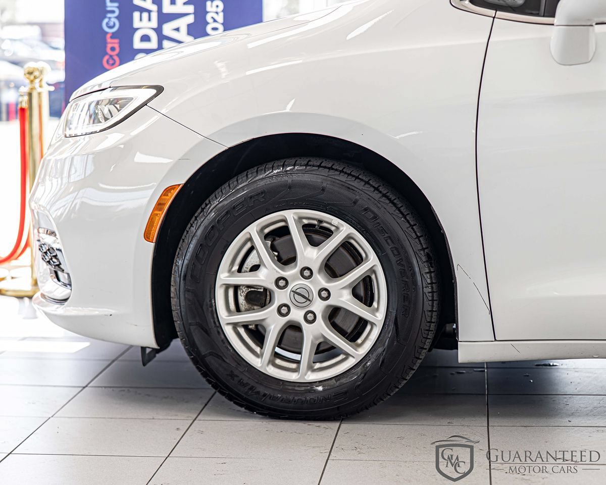 Used 2021 Chrysler Pacifica Touring-L FWD image 7