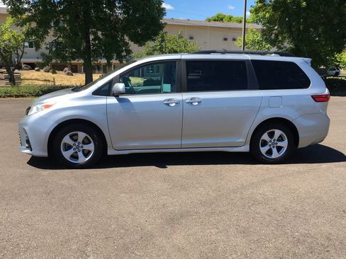 Used 2020 Toyota Sienna LE w/ Carpet Mat Package FWD image 3