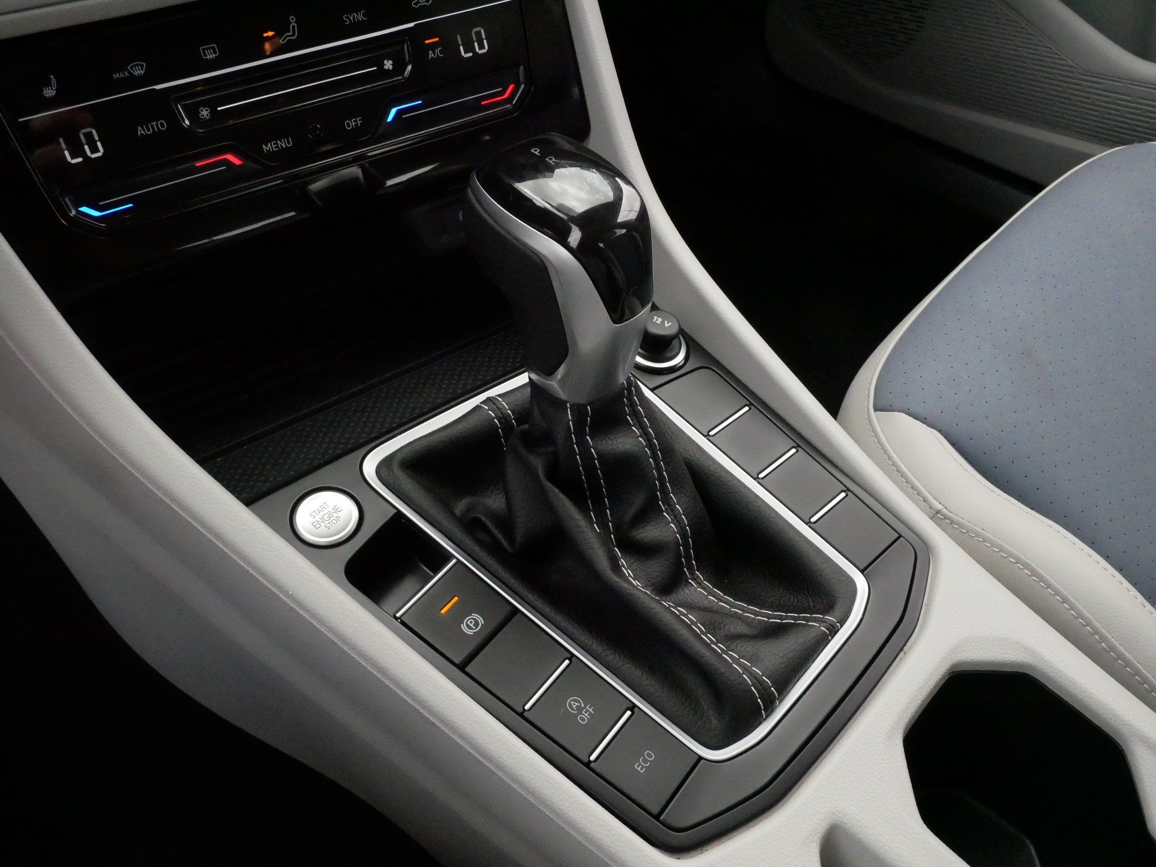 Certified 2025 Volkswagen Jetta SE w/ Sunroof Package FWD image 24