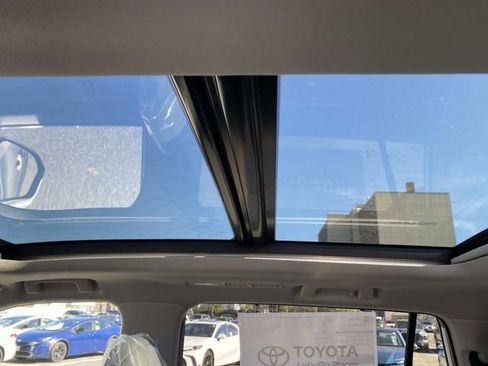 New 2026 Toyota Highlander Platinum AWD/4WD image 9