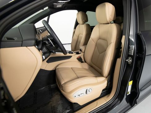 Certified 2026 Porsche Macan AWD/4WD image 16
