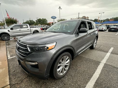 Used 2023 Ford Explorer XLT w/ Equipment Group 202A RWD image 2