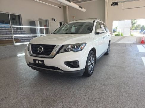 Used 2019 Nissan Pathfinder S FWD image 2