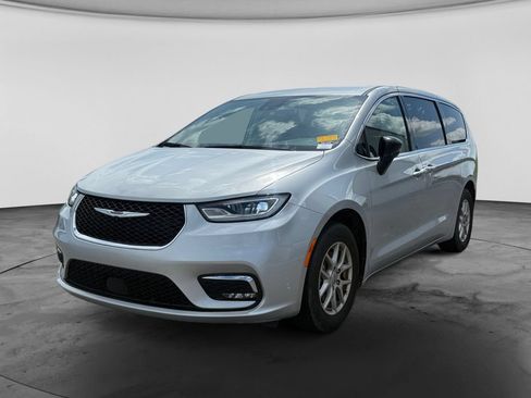 Used 2024 Chrysler Pacifica Touring-L FWD image 4