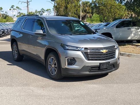 Used 2023 Chevrolet Traverse LT image 2