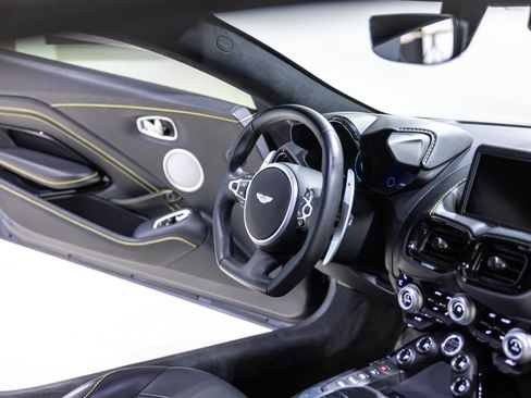 Used 2022 Aston Martin V8 Vantage Coupe RWD image 34