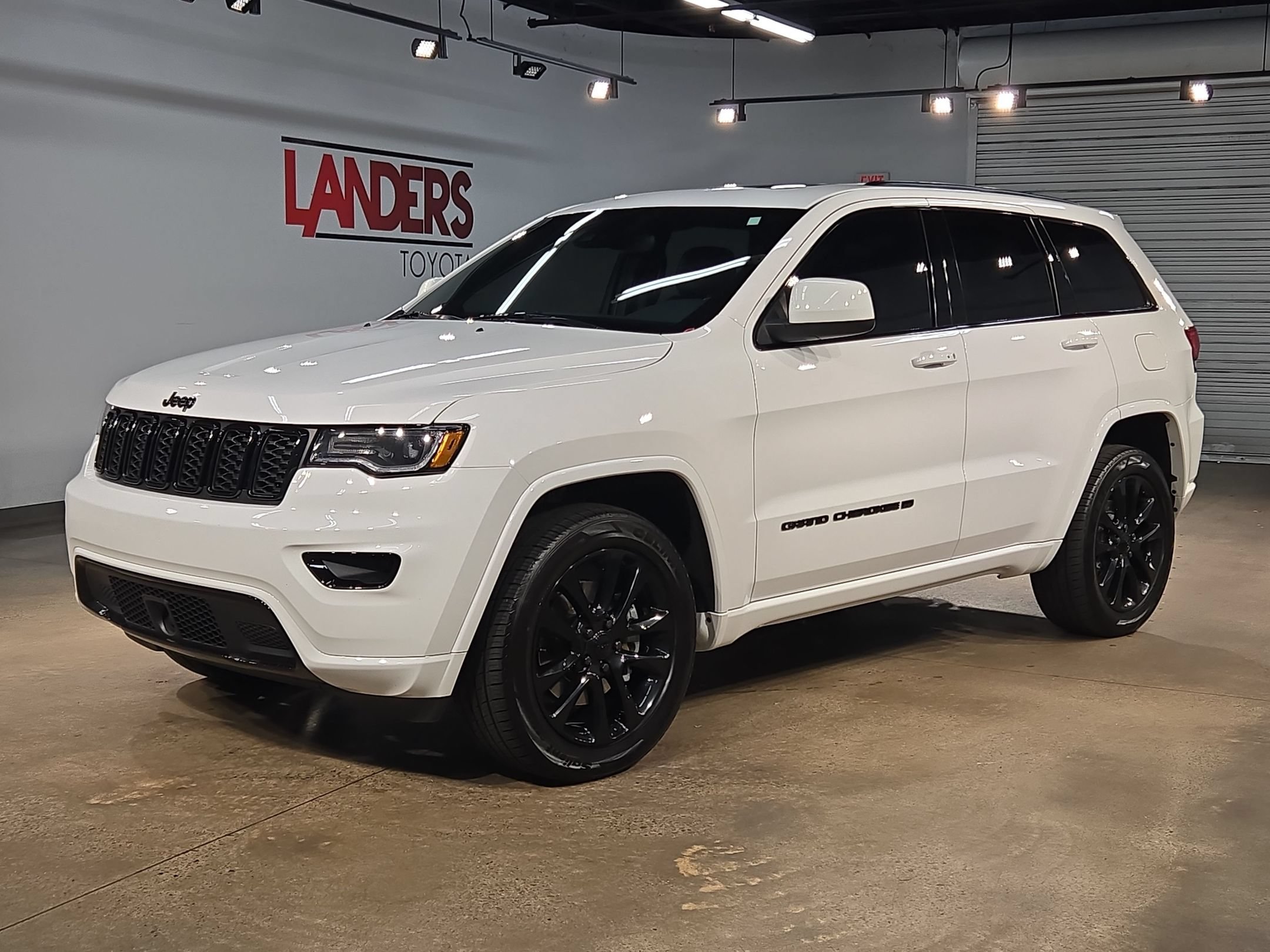 Used 2022 Jeep Grand Cherokee Laredo X AWD/4WD image 3