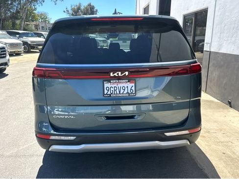 Used 2023 Kia Carnival EX image 5