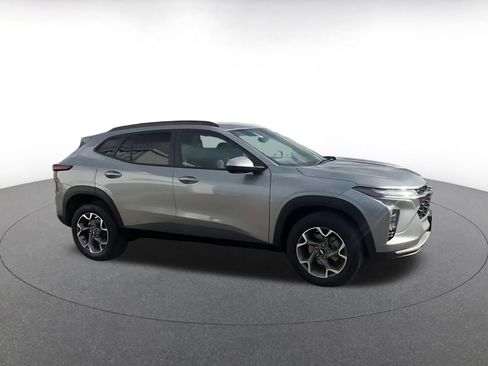 Used 2025 Chevrolet Trax LT FWD image 2