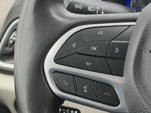 Used 2024 Chrysler Pacifica Touring-L FWD image 13