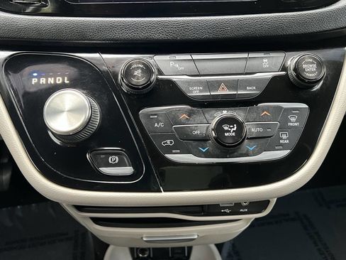 Used 2017 Chrysler Pacifica Touring-L FWD image 26