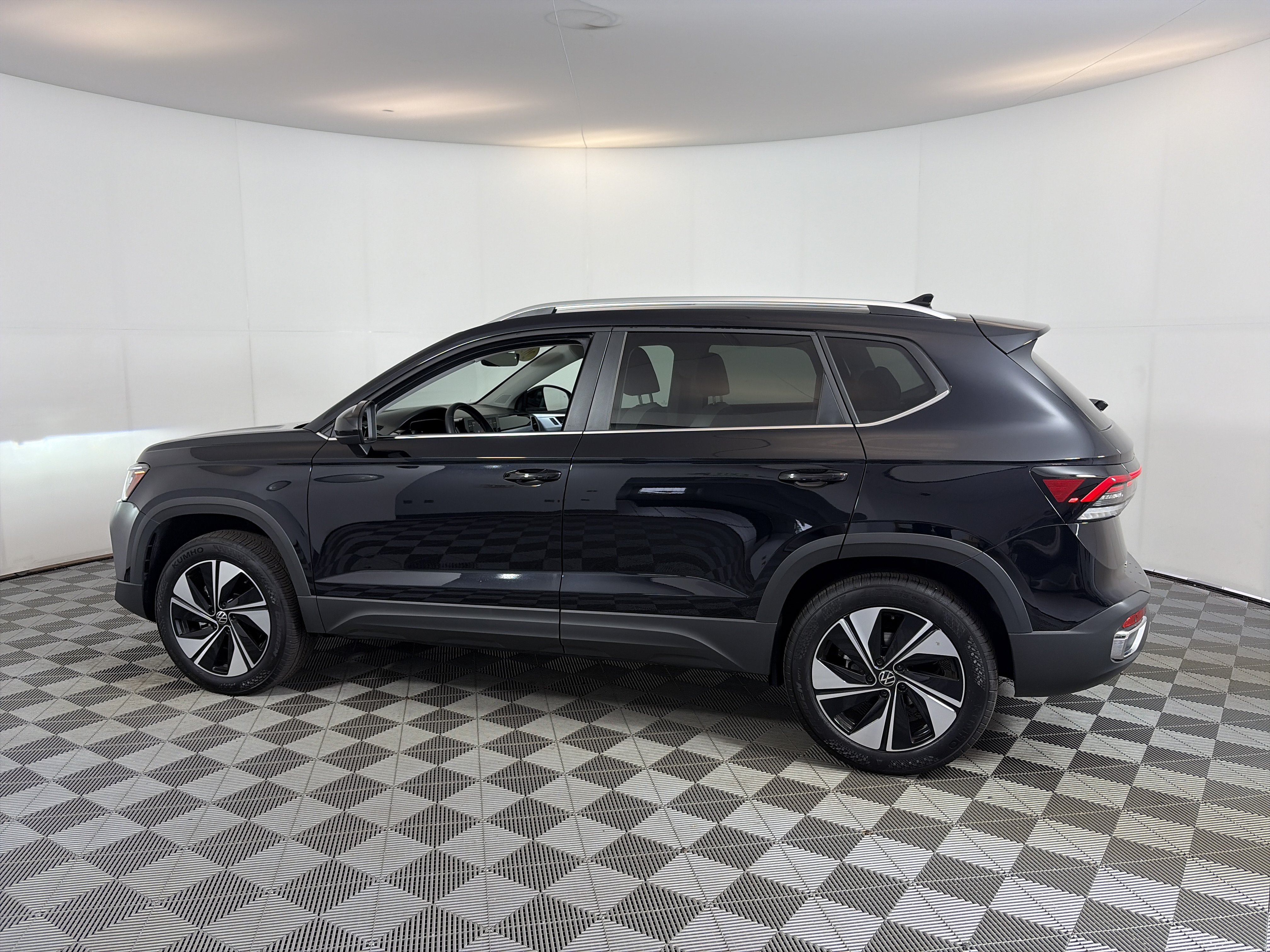 Used 2026 Volkswagen Taos SE w/ Panoramic Sunroof Package AWD/4WD image 8