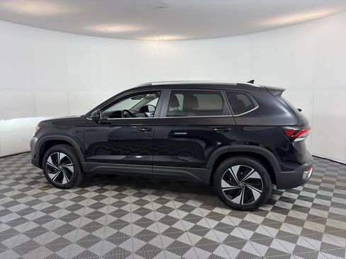 Used 2026 Volkswagen Taos SE w/ Panoramic Sunroof Package AWD/4WD image 8