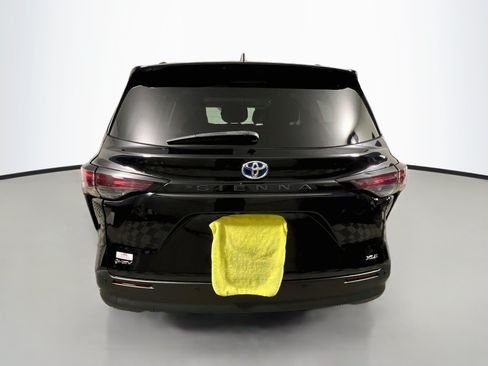 Used 2025 Toyota Sienna XLE FWD image 6