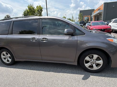 Used 2020 Toyota Sienna LE FWD image 7