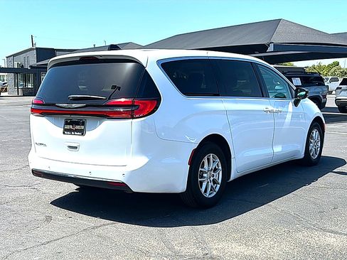 Used 2024 Chrysler Pacifica Touring-L FWD image 8
