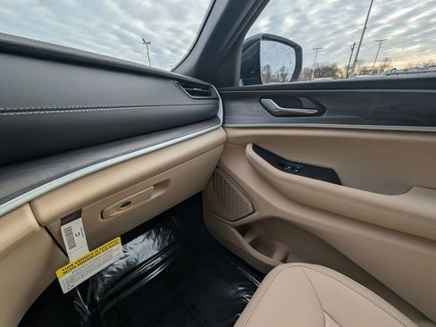 New 2026 Jeep Grand Cherokee Limited w/ Limited Altitude Package image 33