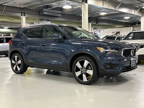 Used 2022 Volvo XC40 T5 Momentum AWD/4WD image 1