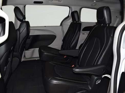 Certified 2023 Chrysler Pacifica Touring-L FWD image 20