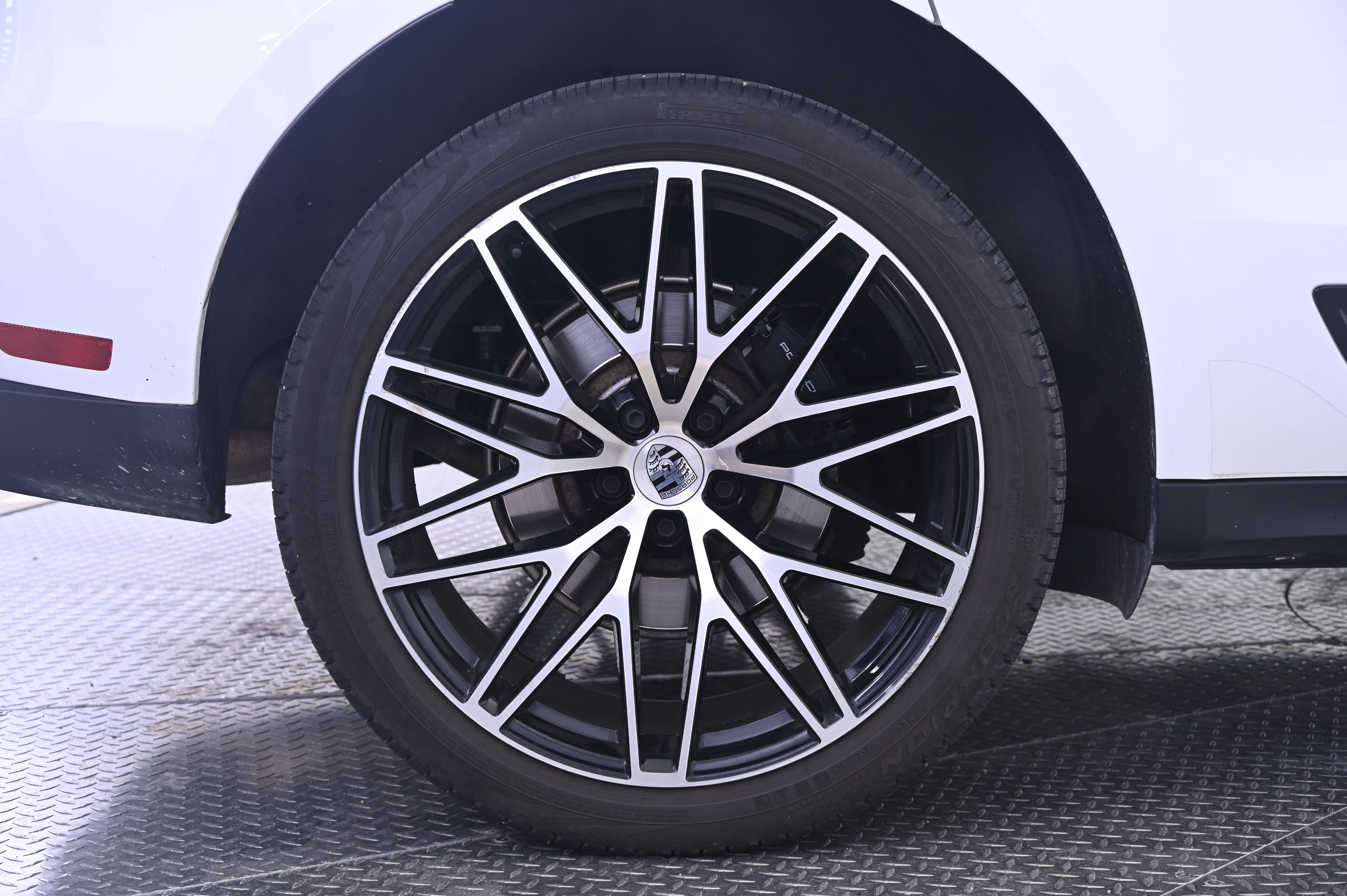 Certified 2024 Porsche Macan AWD/4WD image 13
