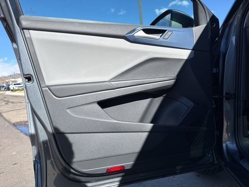 Certified 2022 Volkswagen Taos SE image 11