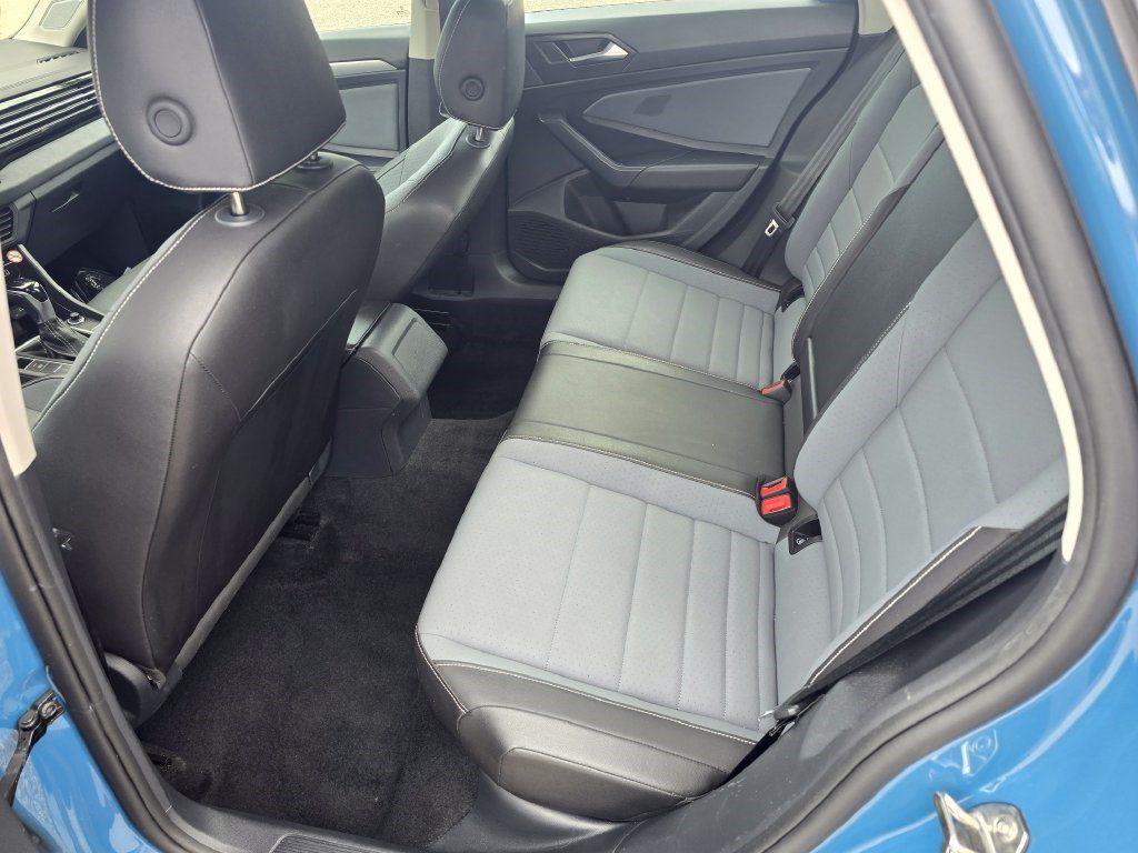 Used 2025 Volkswagen Jetta SE FWD image 28