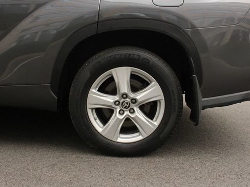 Used 2021 Toyota Highlander LE AWD/4WD image 10