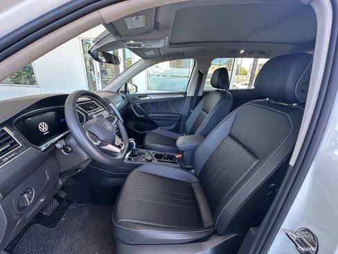Used 2023 Volkswagen Tiguan SE w/ Panoramic Sunroof Package AWD/4WD image 9