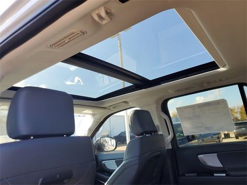 New 2025 Ford Expedition Active image 14