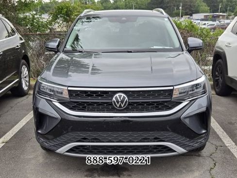 Used 2024 Volkswagen Taos SE w/ Panoramic Sunroof Package FWD image 12