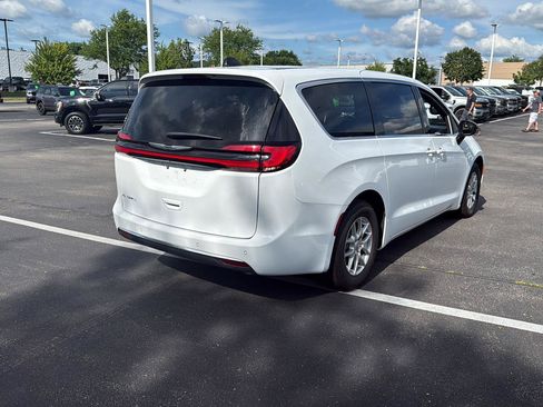 Used 2025 Chrysler Pacifica Select FWD image 7