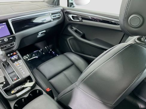 Certified 2025 Porsche Macan AWD/4WD image 26