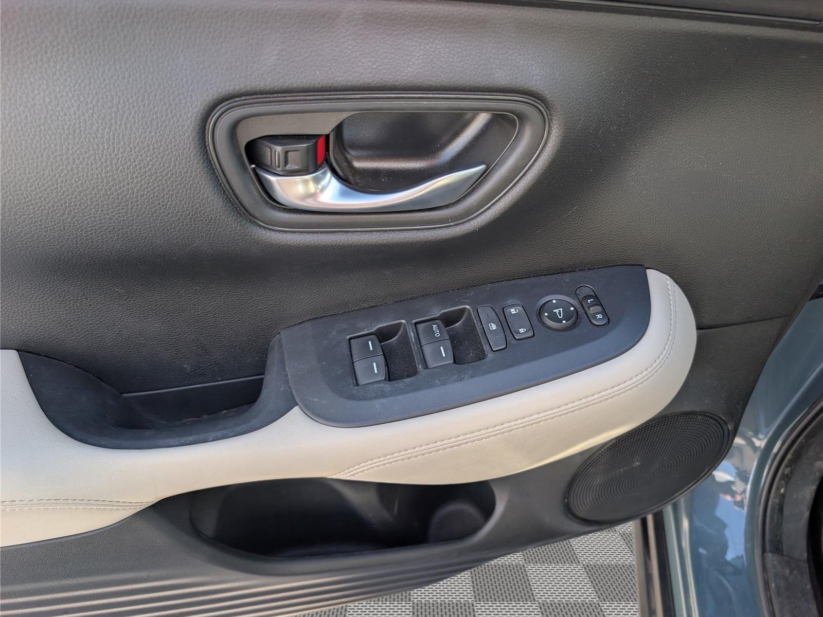 Used 2025 Honda HR-V LX image 18