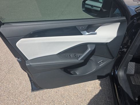 Certified 2025 Volkswagen Tiguan SE w/ Panoramic Sunroof Package FWD image 13