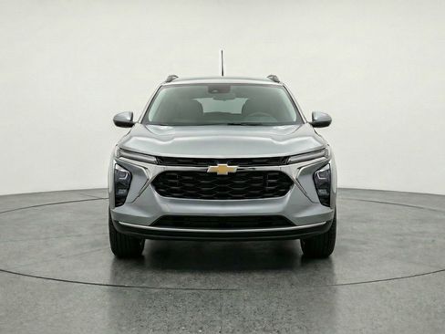 Used 2025 Chevrolet Trax LT FWD image 2