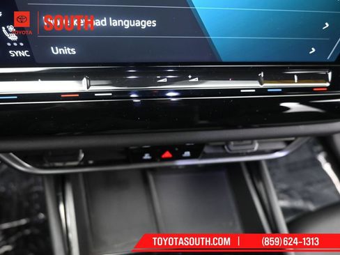 Used 2024 Volkswagen Atlas Cross Sport SE FWD image 32