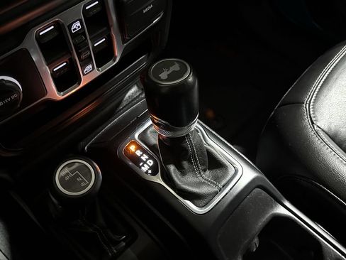 Used 2020 Jeep Wrangler Unlimited Sahara w/ Dual Top Group AWD/4WD image 17