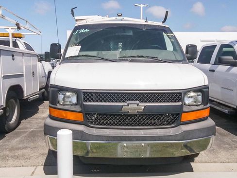 Used 2014 Chevrolet Express 2500 RWD image 2