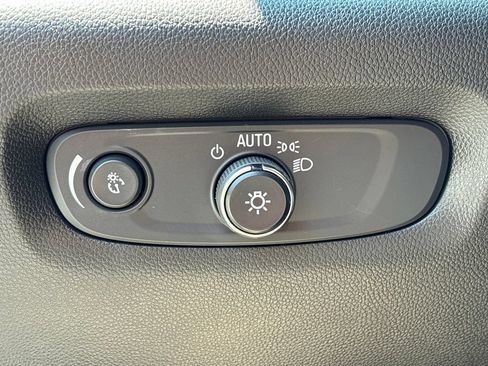 Used 2022 Chevrolet Traverse LT FWD image 9