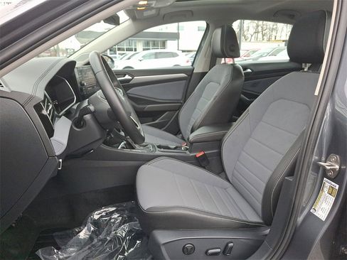 Used 2025 Volkswagen Jetta SE image 13