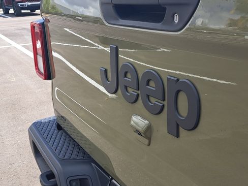 Used 2025 Jeep Gladiator Sport image 8