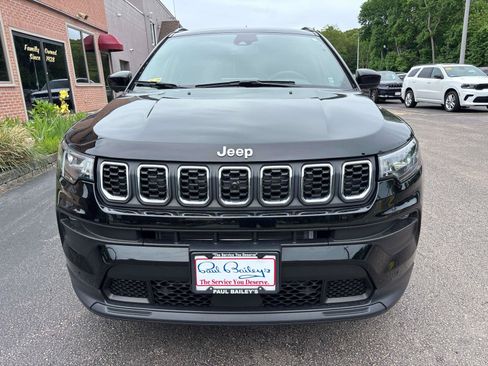 Used 2024 Jeep Compass Latitude w/ Sun and Sound Group AWD/4WD image 2