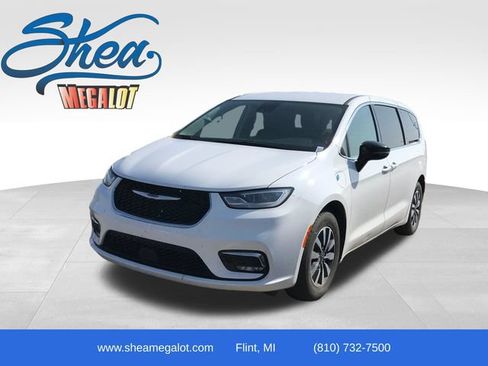 Used 2024 Chrysler Pacifica Limited FWD image 1