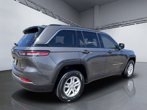 Used 2023 Jeep Grand Cherokee Laredo AWD/4WD image 7