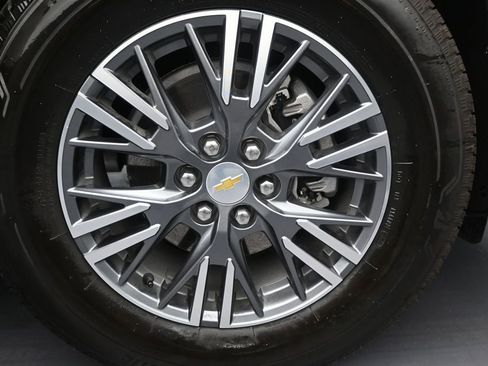 Used 2025 Chevrolet Traverse LT FWD image 16